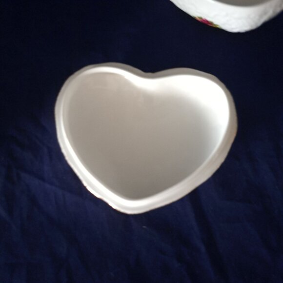 Royal Albert Old Country Roses Heart-Shaped Bone China Trinket Box - Picture 8 of 13
